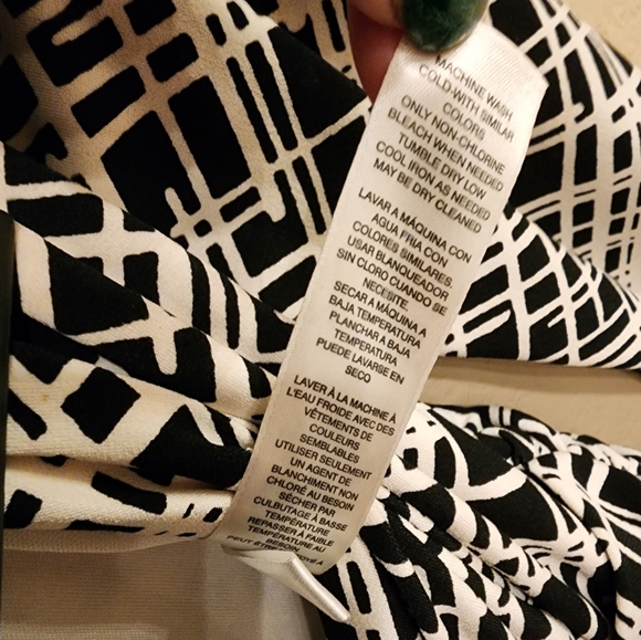 WHBM V Neck Black/White Faux Wrap Stretch Dress w Geometric Pattern - SZ 6 - Picture 6 of 6